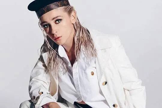    Так и не открывшийся бар вогнал Ивлееву в многомиллионные долги