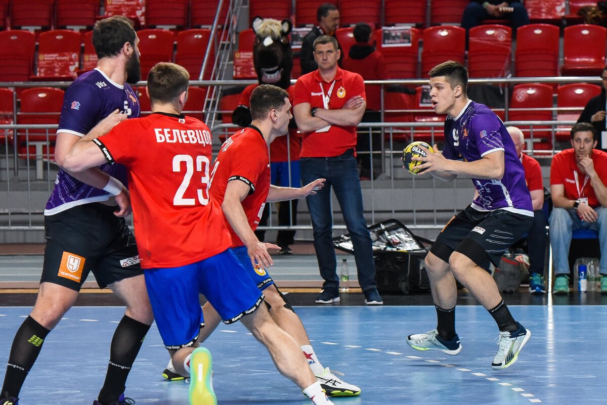 Выход Антона Аксюкова (справа) игру не перевернул...