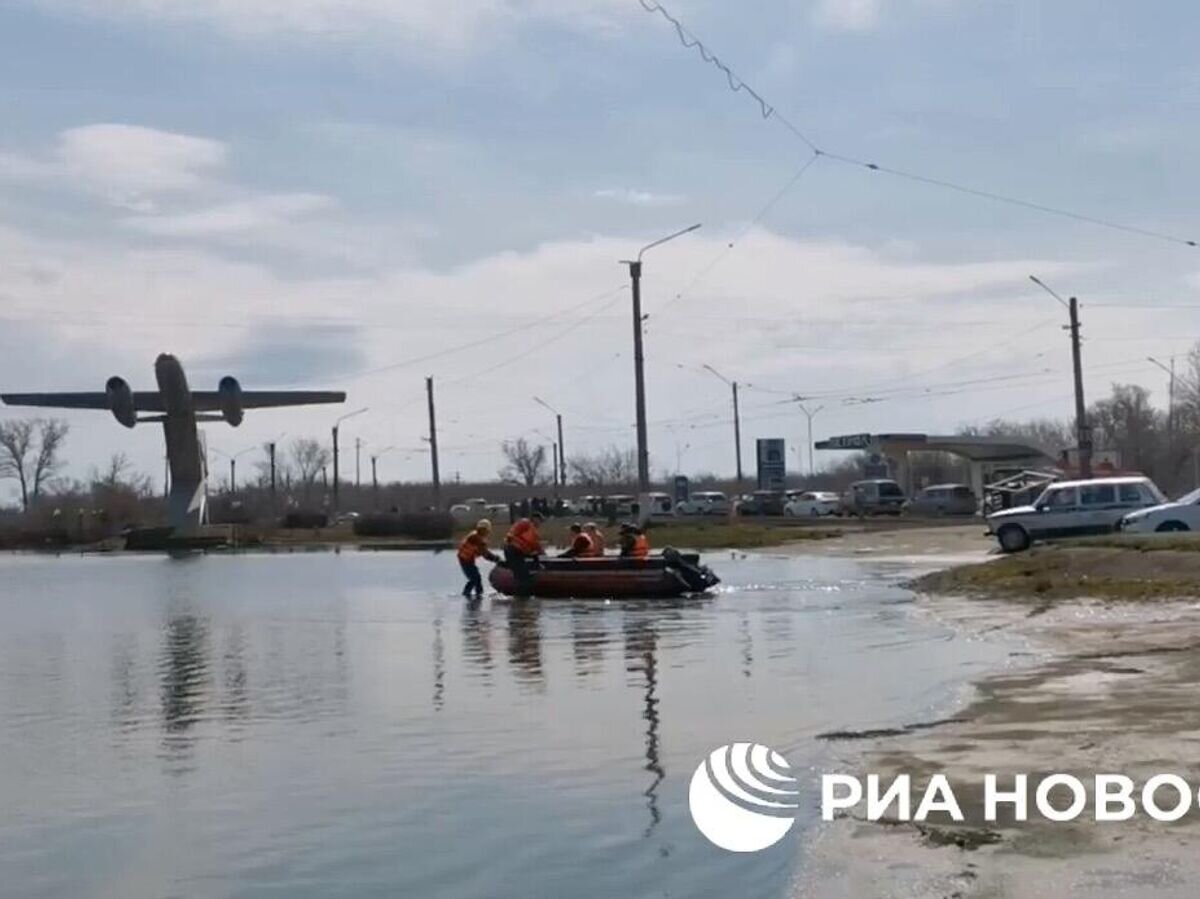    Спасатели на лодках доставляют жителей Орска к затопленным домам© РИА Новости