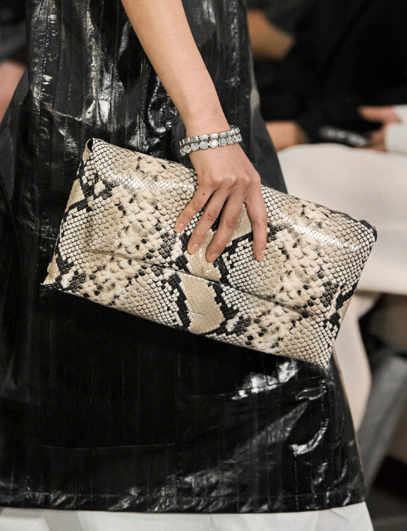 Jil Sander - объемный клатч на мировых модных показах весны 2024