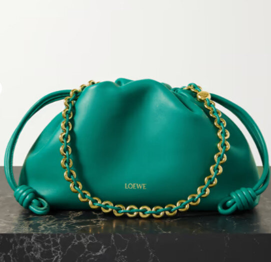 Loewe обновляет клатч «Фламенко» массивным золотым ремешком-цепочкой