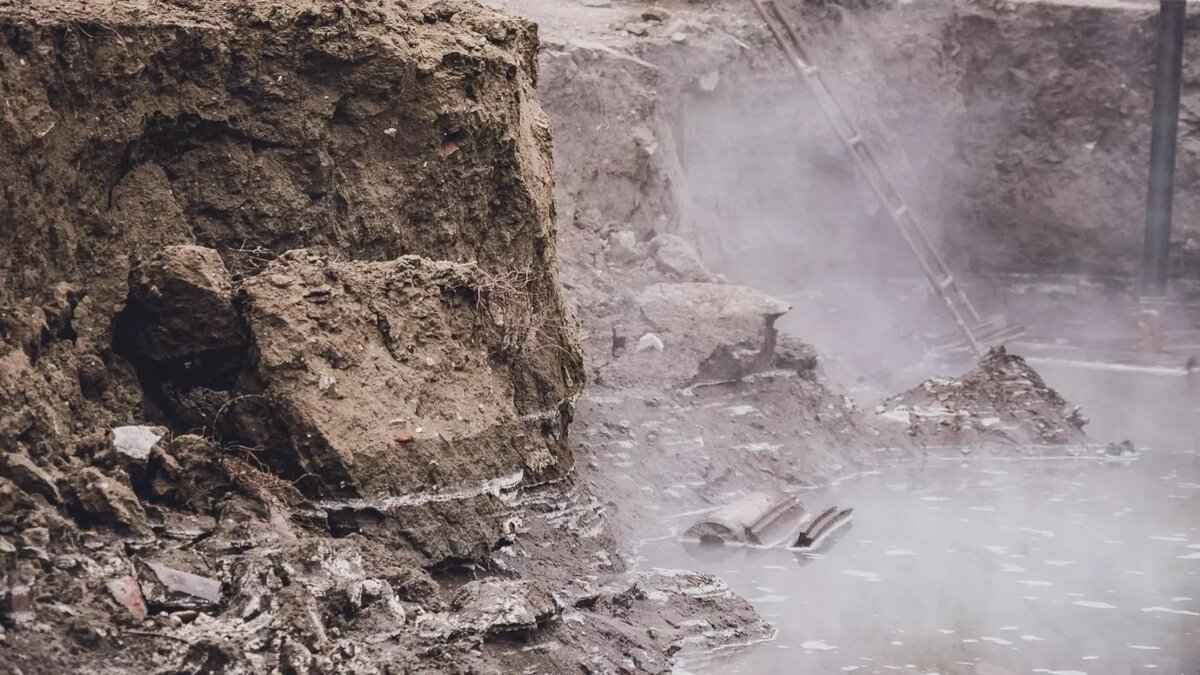     В центре Ростова из-под земли забил коммунальный фонтан с кипятком, об этом сообщил местный Telegram-канал.