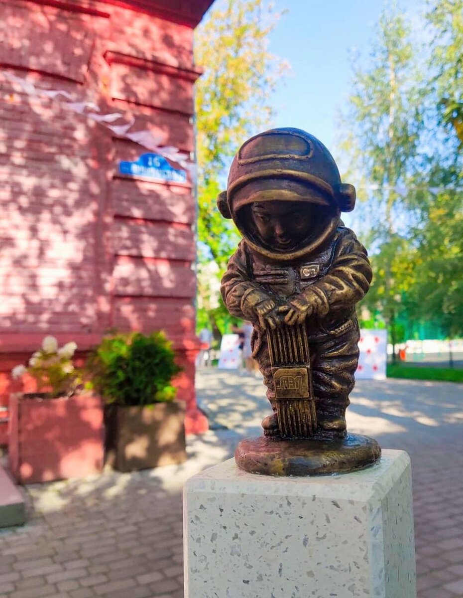 Калуга космонавты маленькие. Музей космонавтики циолковского. Музей к. Космонавты в калуге. Калуга космонавты маленькие.