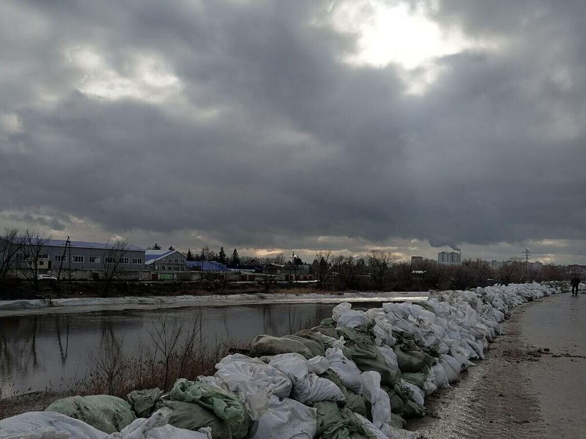    В центре Кургана мешками с песком укрепляют набережную Тобола© РИА Новости