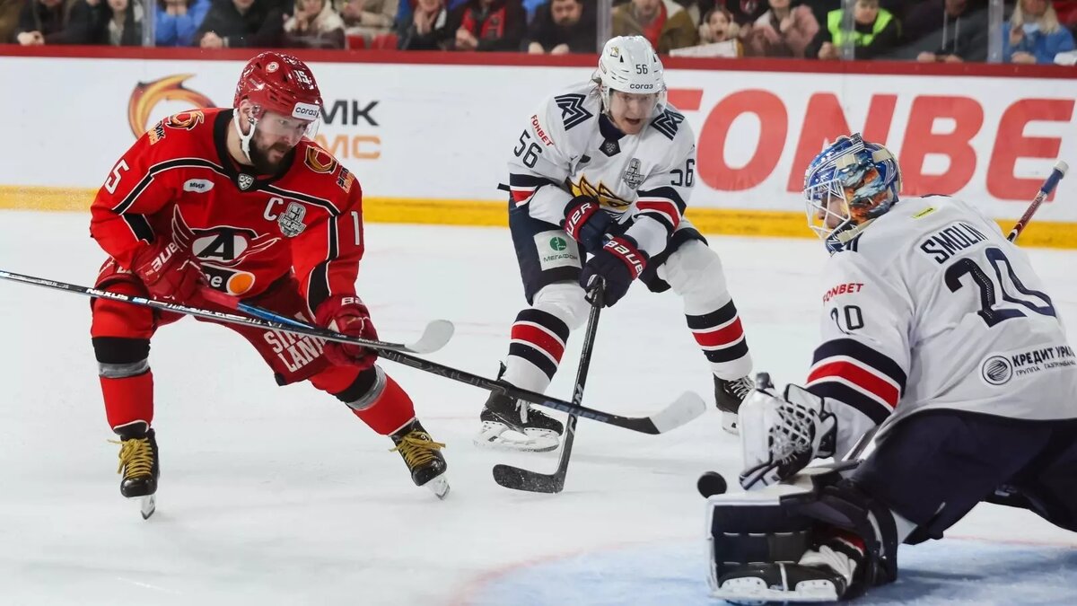     В субботу, 13 апреля, в Екатеринбурге прошел предпоследний матч полуфинала между ХК «Металлургу» и «Автомобилист», команды сравняли счет, тем самым накалив напряжение до предела.