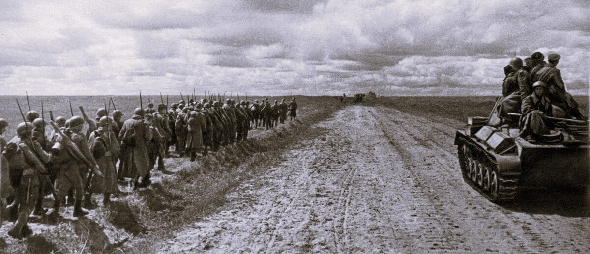 Советская пехота на марше. Курская битва, 1943 год. Фото в свободном доступе.