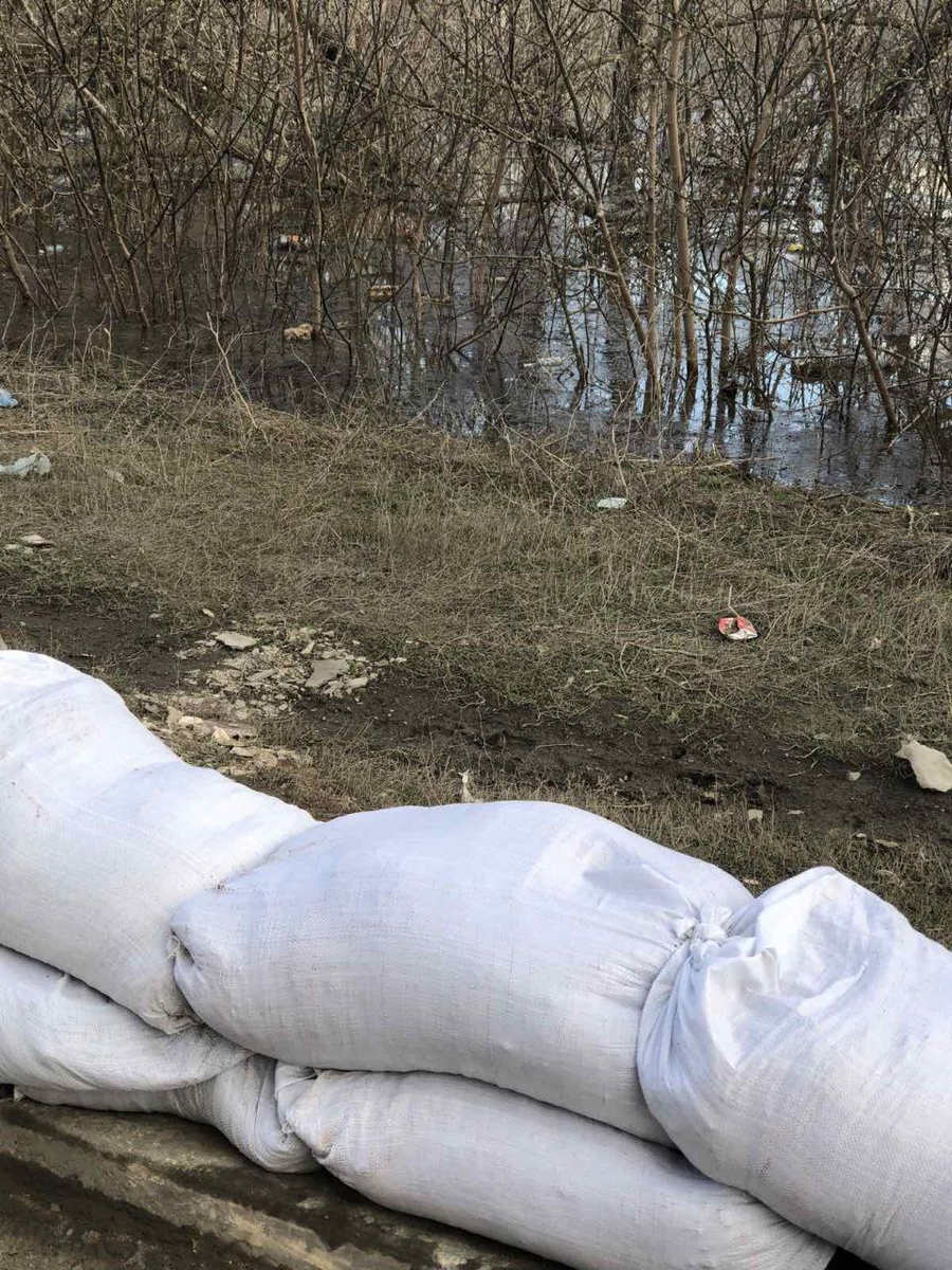 Жители Оренбурга сами строят заграждения от воды