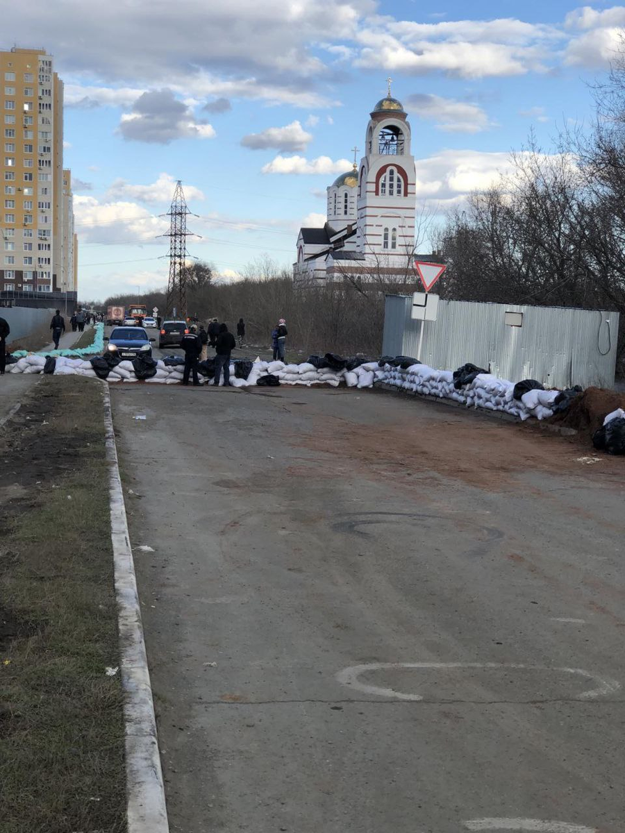 Жители ул. Данковцева г. Оренбург строят заградительное сооружение от паводка