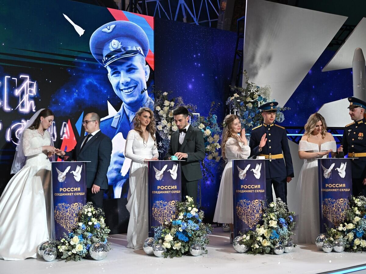    Свадебная церемония "Свет новых звезд" на выставке-форуме "Россия"© Фотохост-агентство РИА Новости