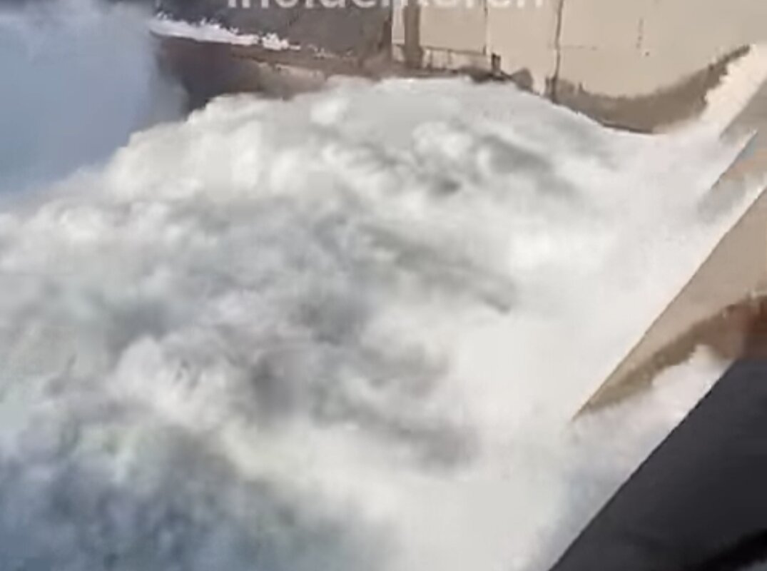 Сброс воды с Ириклинского водохранилища.