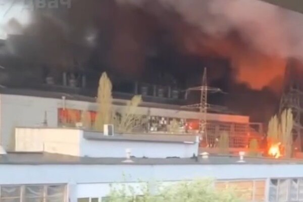 Трипольская ТЭС. Горит машзал, причём так плотно, что из-за дыма полностью не видна дымовая труба-опора, справа горит генераторный трансформатор №2