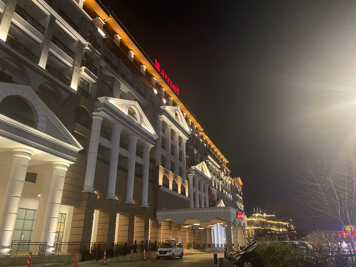 Это отель Мариотт, а дальше - здание казино. 