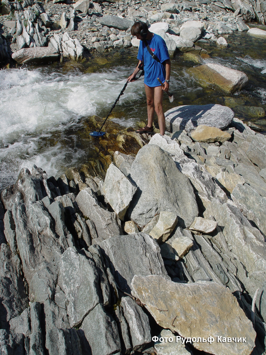 Природная ловушка для золота - щётки коренных пород. Поиск золотых самородков в щётках. Фото Рудольф Кавчик