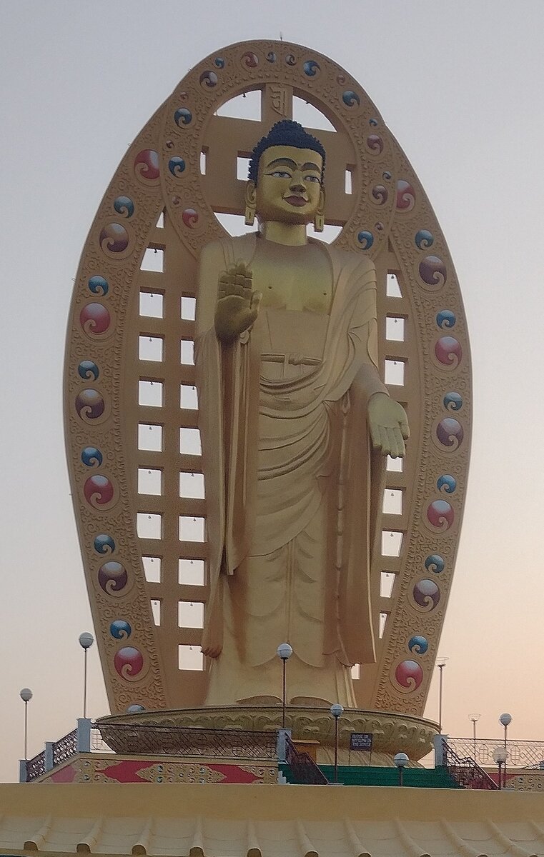 Статуя Будды в Дехрадуне.