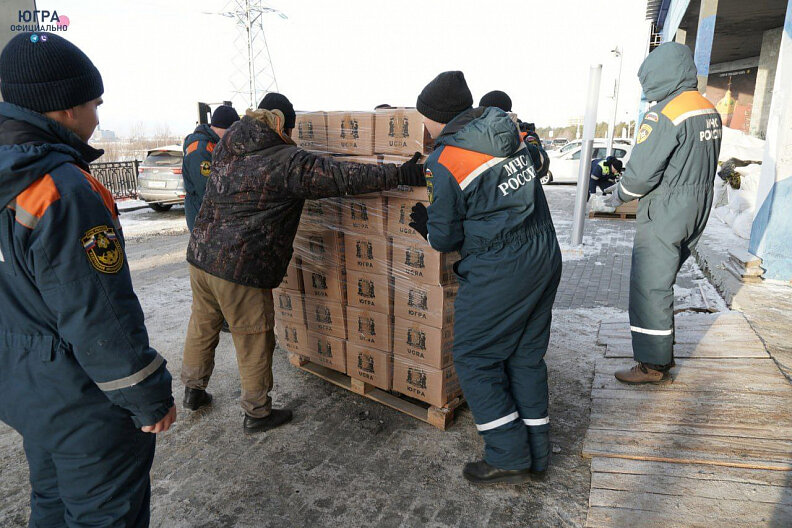    Пожарные из Нягани направили автомобили и гуманитарный груз в зону СВО