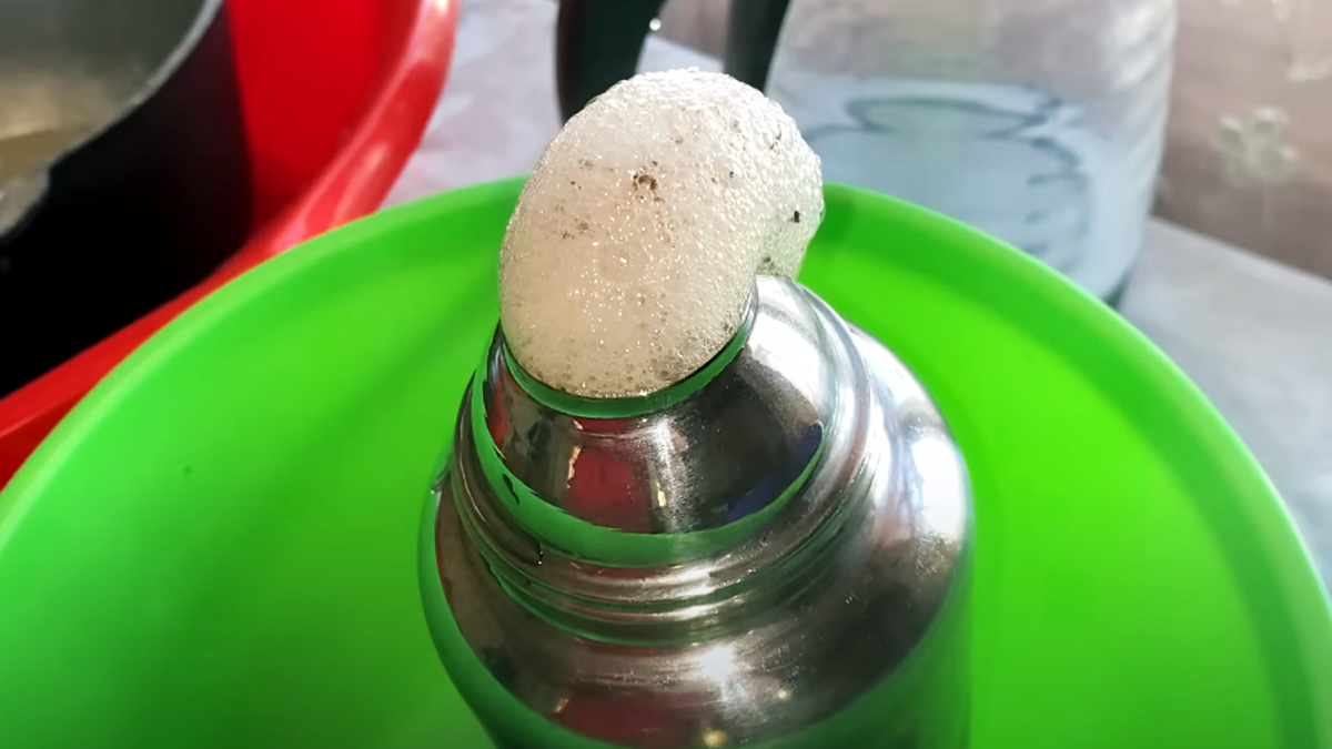 Вот так выглядит реакция. Главное делать очистку в какой-то ёмкости.