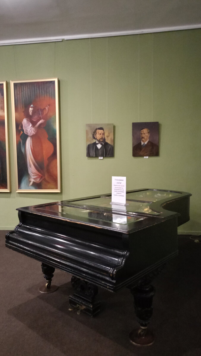 Вот он красавец-старый рояль