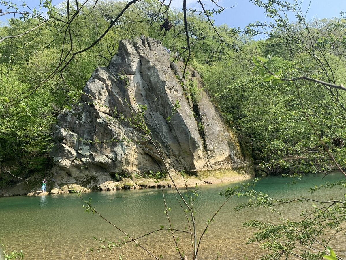 Начало пути от скалы Петушок и реки Псекупс. Живописные места, река выглядит намного красивее, чем зимой 🙂