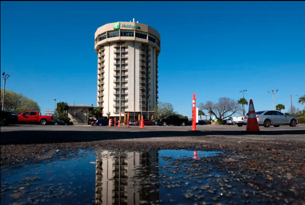 Гостиница Holiday Inn, где Джон оставался во время дачи показаний в суде и где было обнаружено его тело.