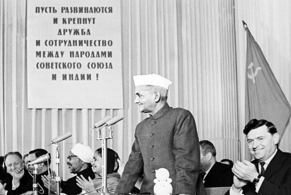 Другой вариант встречи Дурги Шастри. А вот это уже действительно Шастри. Только это Лал Бахадур Шастри, тоже премьер-министр Индии