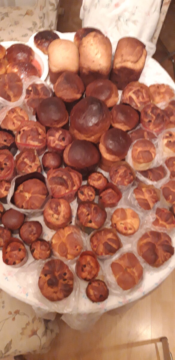 В прошлом году испекла намного меньше  . Традиционная пасхальная выпечка еще не украшенная.Апрель 2023г.На фото все не уместилось.