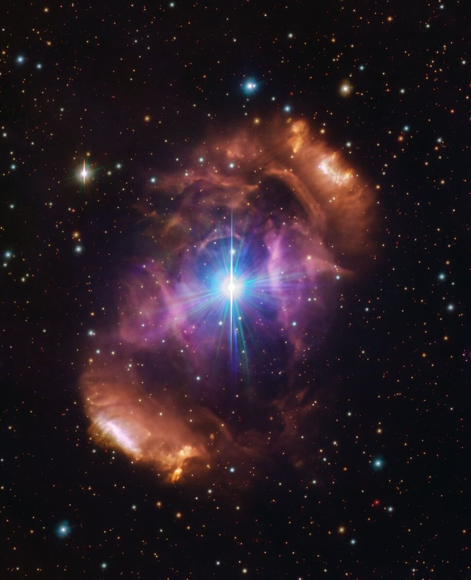 Изображение туманности NGC 6164/6165, в которой находится двойная звёздная система HD 148937. Источник: ESO / VPHAS Team  📷
