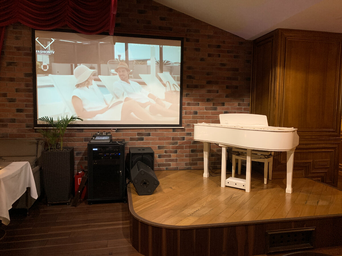 Сцена в основном зале ресторана