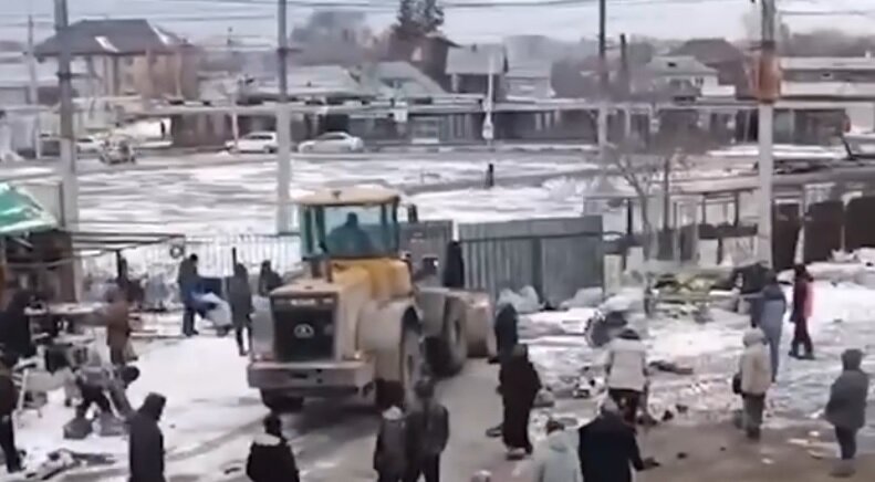 В Новосибирске к иностранцам, которые торгуют ширпотребом на Гусинобродском шоссе, приехал тракторист. Мужчина сравнял с землёй незаконные постройки мигрантов.