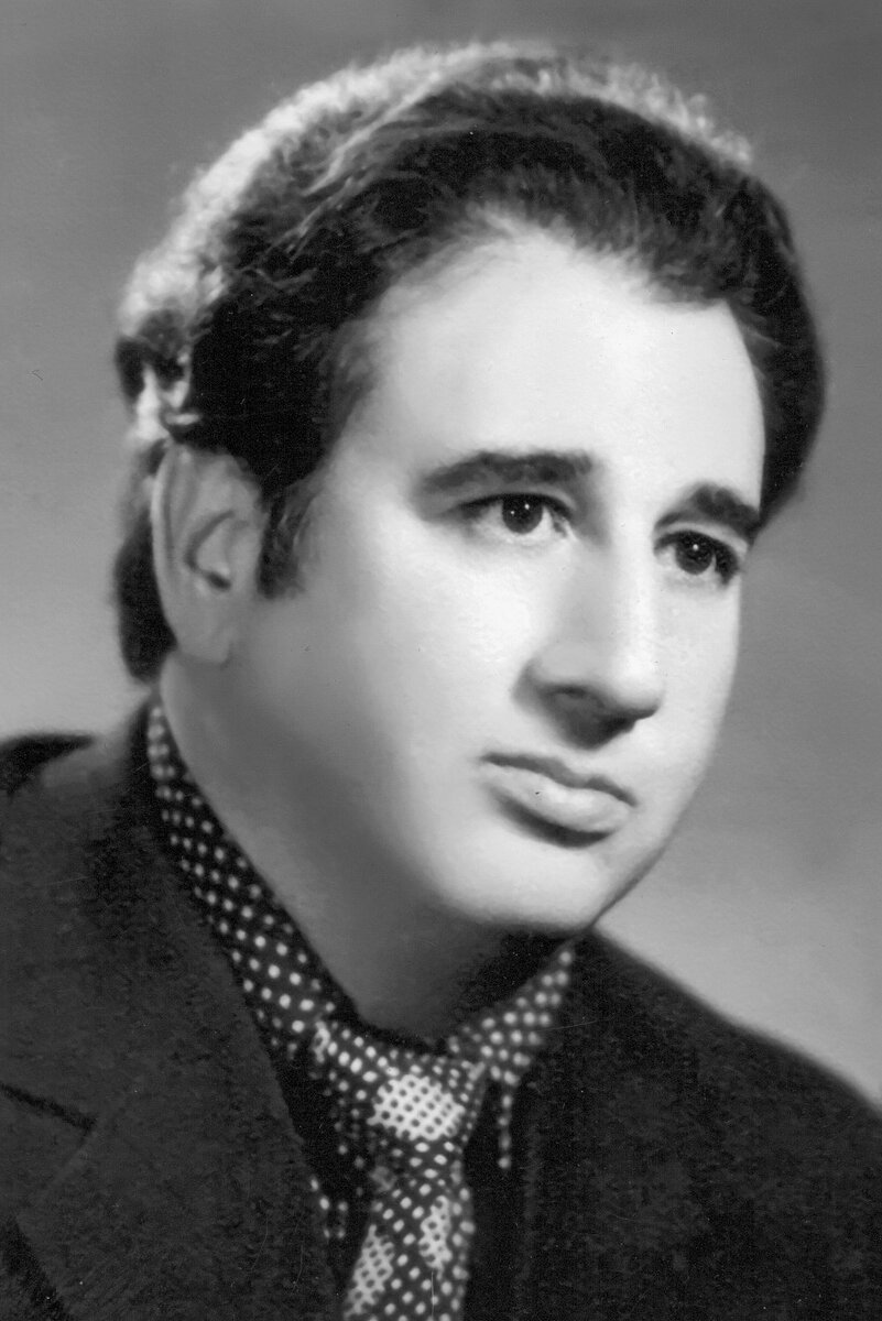Родился в Ереване в 1933-м году 14-ого августа Учился и закончил институты искусства Армении 1. Музыкальную школу (7 лет) имени А.Спендиаряна (класс скрипки) 2.