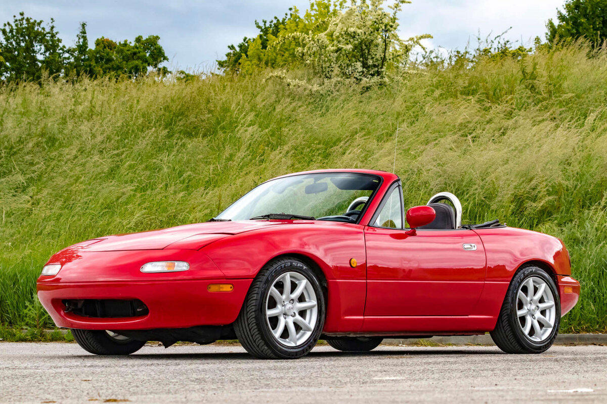 1990-1997 Mazda MX-5 Miata. Когда мы говорим о крутых японских машинах, на ум обычно приходит Miata. Этот доступный и интересный родстер с задним приводом и по сей день остается самым популярным автомобилем Mazda.