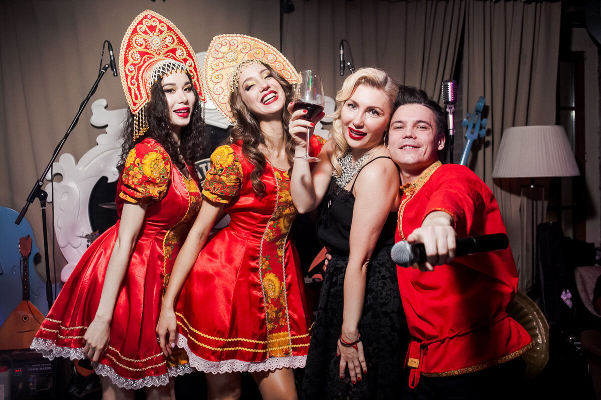 "Пойте с нами даже те, кто с усами сами, Споем вместе, под гитары раздуем костры."(с) Фото: bangkokbook