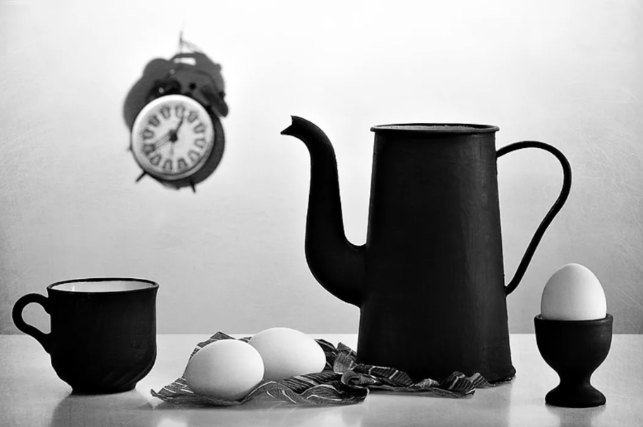 "А эти ночи в Крыму теперь кому, Я если встречу потом передам ему...Я помню белые обои, чёрная посуда Нас в хрущёвке двое, кто мы и откуда?"(с) Фото: gde-oboi