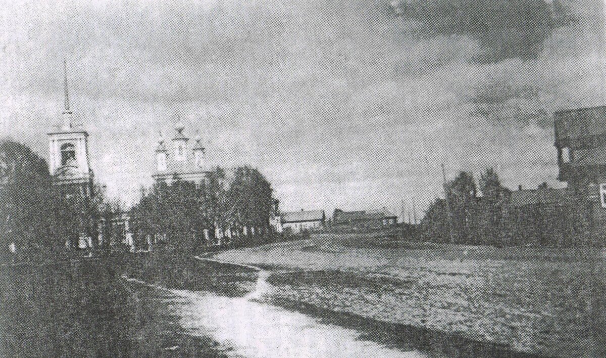 Изначально храм имел колокольню со шпилем, на котором находился крест. Фото 1912г. Репродукция снимка предоставлена краеведом В.П. Овчинниковым.