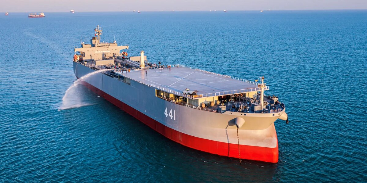 Вертолётоносец "Макран" из состава ВМС Ирана
