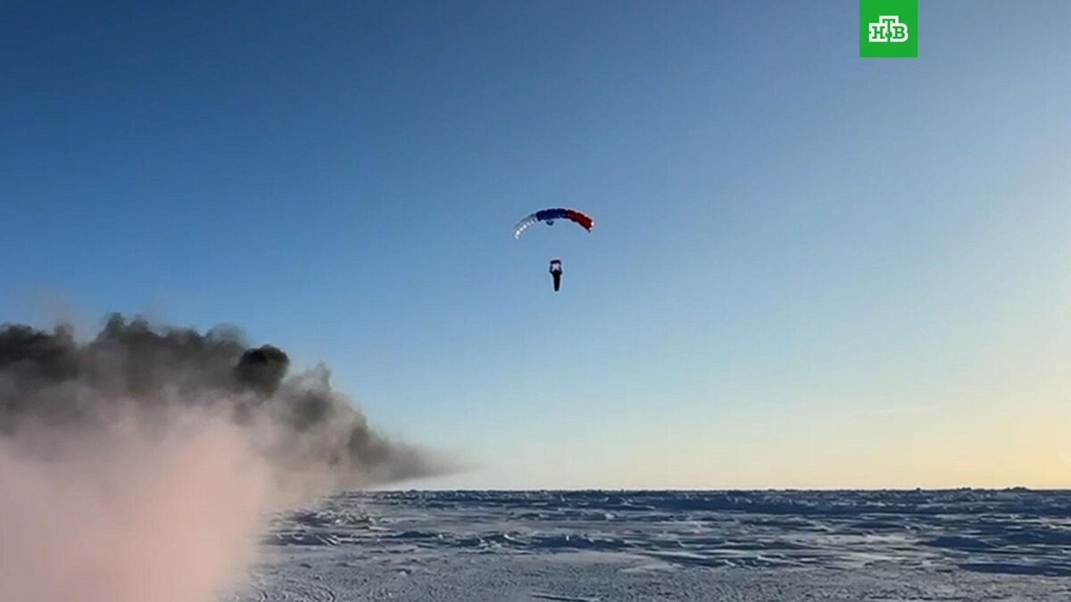 Видео приземления на Северном полюсе прыгнувшего из стратосферы парашютиста  | НТВ: лучшее | Дзен