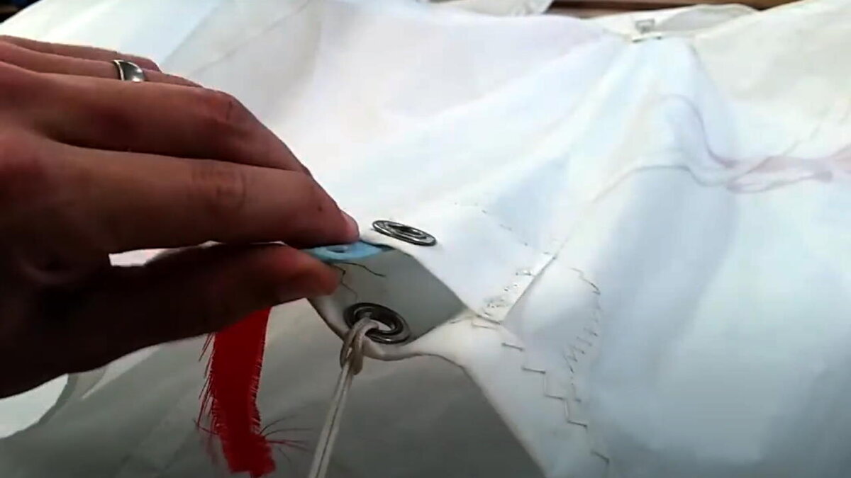 Лата введена в карман. Штертик складывается пополам и привязывается к люверсу на парусе коровьим узлом