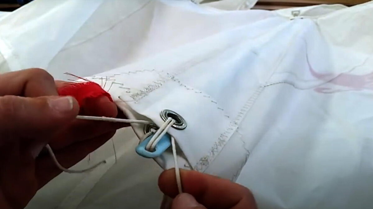 Оба конца штертика пропускаются через отверстие в лате и люверс на лат-кармане