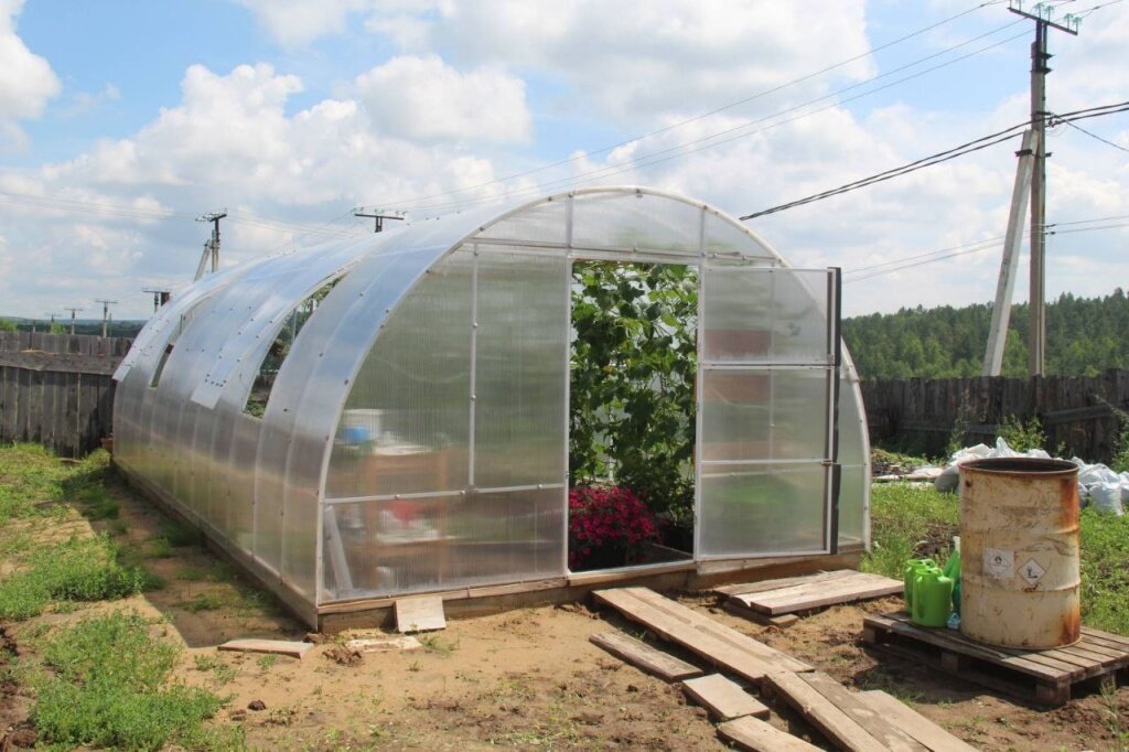 Теплица мзт люкс inside premium. Теплица из v образного профиля. Каркас парника металл. Арочные теплицы под пленку. Арочные теплицы под пленку.