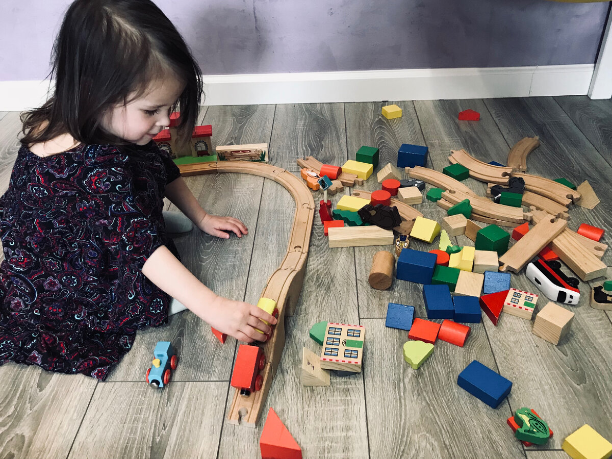 Наши деревянные паровозы и город с животными и людьми впридачу 