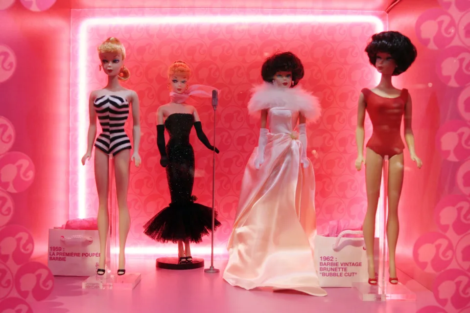Куклы Барби представленные 6 апреля 2009 года в Париже во время «Barbie Fashion Show 2009», выставки, посвященной самой известной игрушке в мире, которая проходила в магазине Galeries Lafayette с 6 по 25 апреля 2009 года в честь ее 50-летия. . Слева — первая кукла Барби, созданная в 1959 году, finance.yahoo.com
