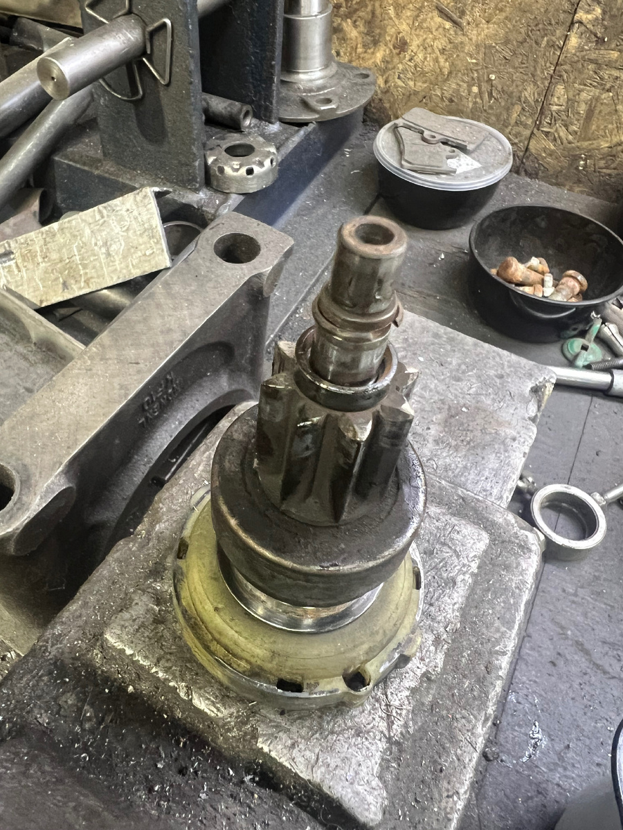 Разрезное кольцо сверху, втулка уже сбита и лежит на шестерне