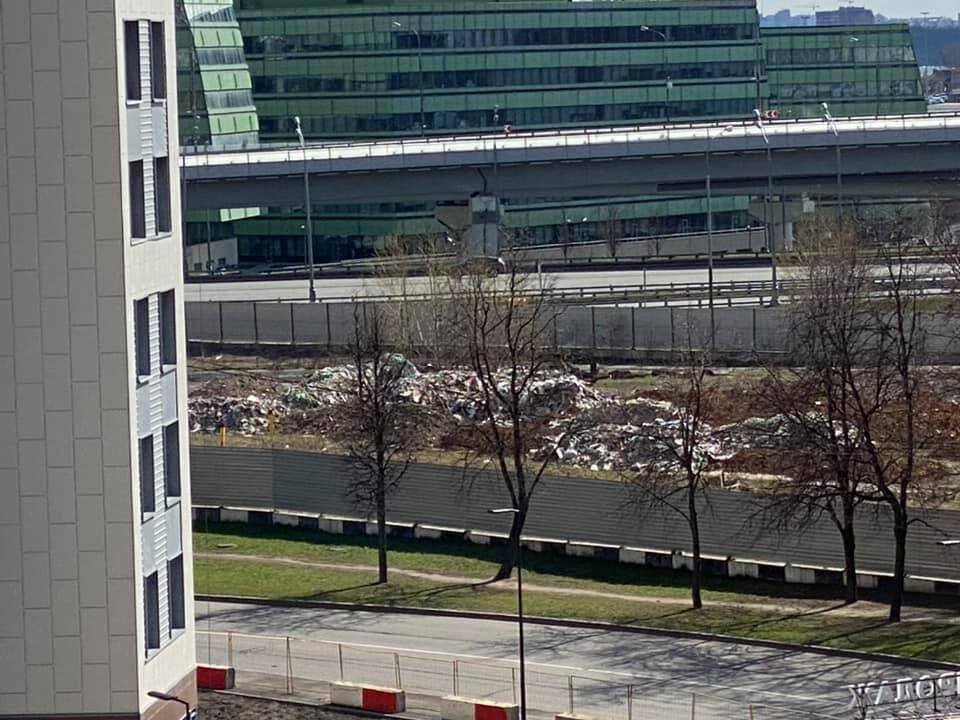 Фото из архива "За Можай!", свалка на участке за забором, 2019-2020 гг.