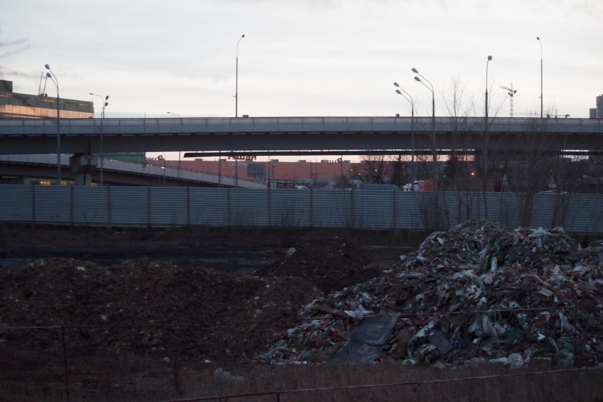 Фото из архива "За Можай!", свалка на участке за забором, 2019-2020 гг.