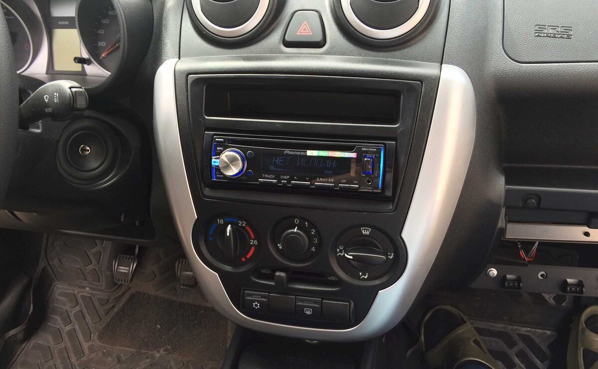 Источник фото: https://avtobasarf.ru/do-it-yourself/kak-snat-centralnuu-konsol-i-magnitolu-na-lada-kalina-2.html