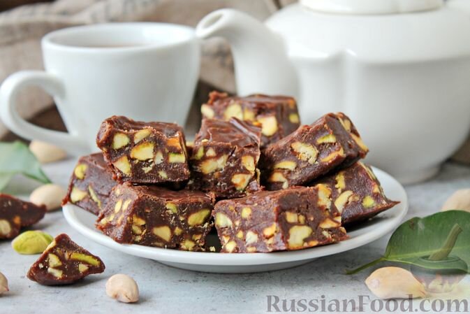 шоколад тёмный, сгущенное молоко варёное, масло сливочное, фисташки