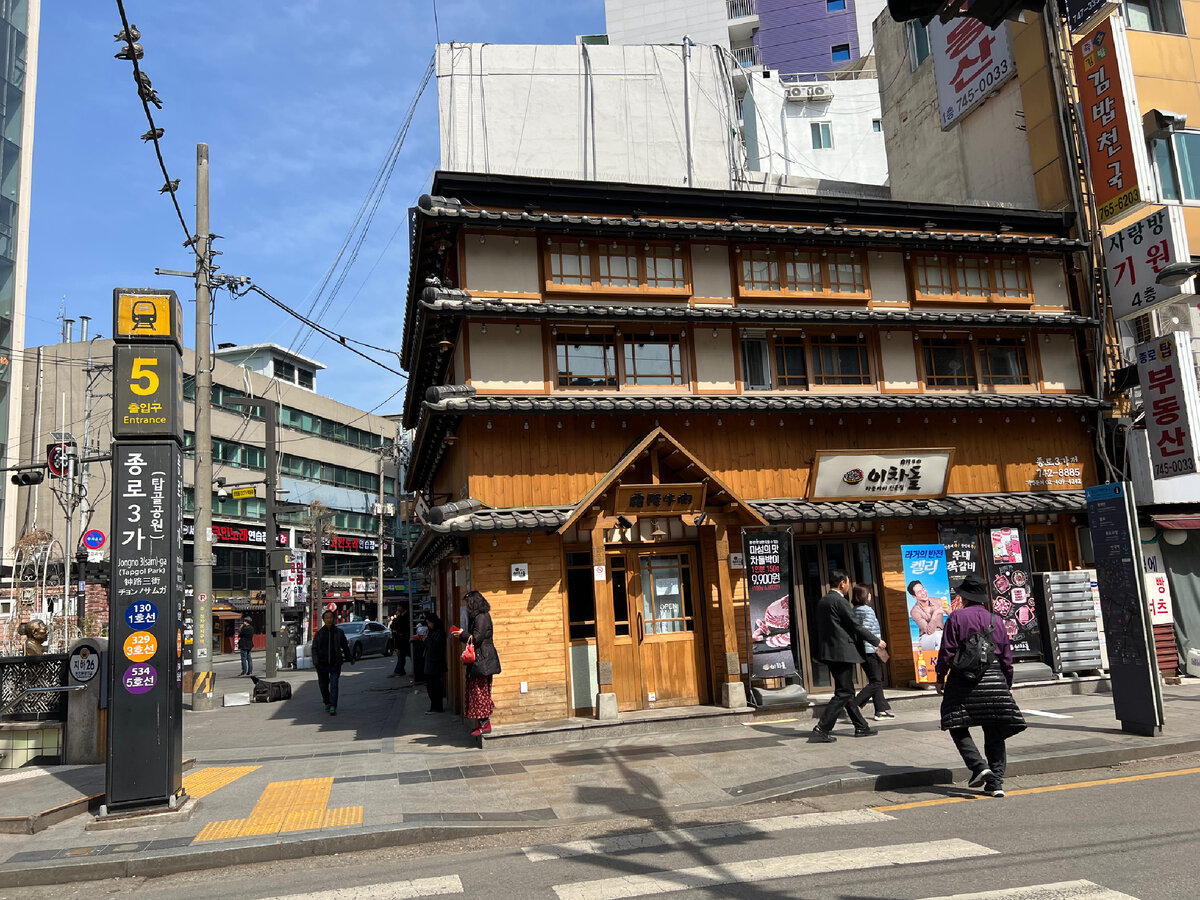 Кафе в этом доме на втором этаже. Фото автора