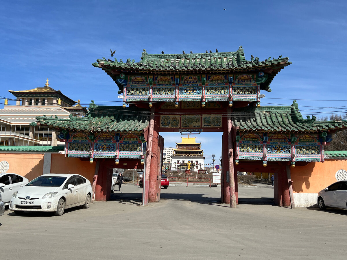 Буддийский монастырь Гандантэгченлин, Улан-Батор, Монголия. Ворота. Фото автора
