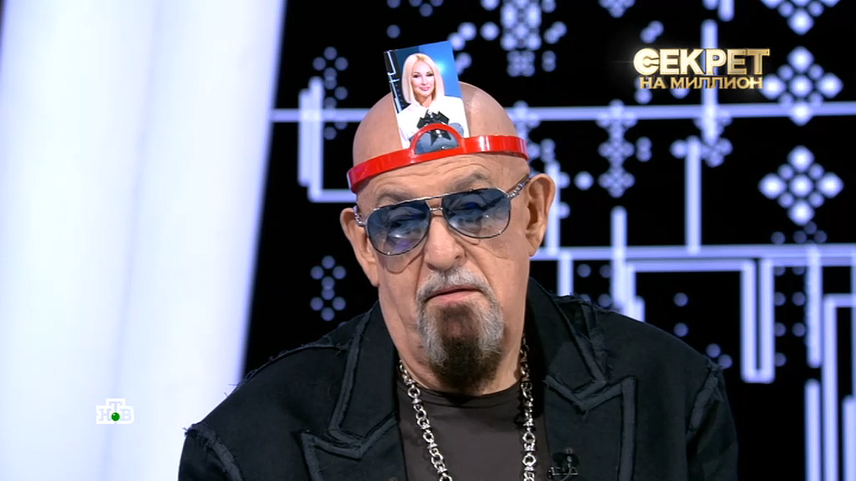 Во время передачи Лера Кудрявцева предложила конкурс, в котором участник встречи угадывали человека, чей портрет был прикреплен в голове