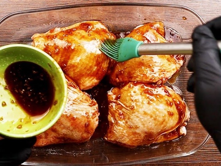 В этом маринаде даже обычные куриные бедра становятся гастрономическим шедевром: результат вас точно порадует