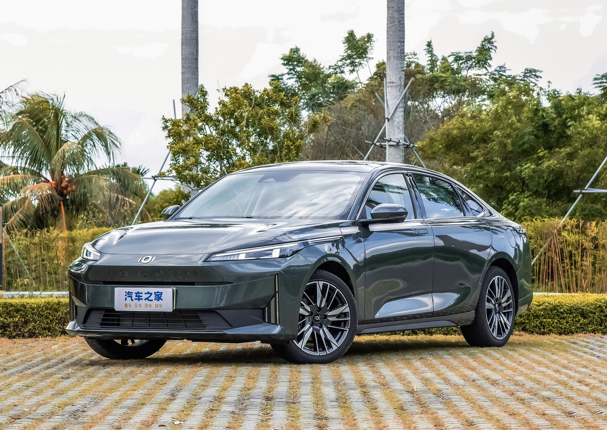 Гибридный седан Changan Qiyuan A05 